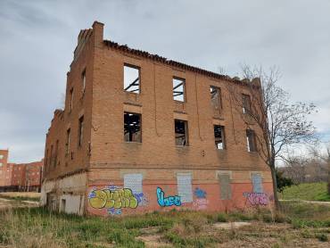 El edificio, situado cerca del Henares, está en estado ruinoso/ Archivo