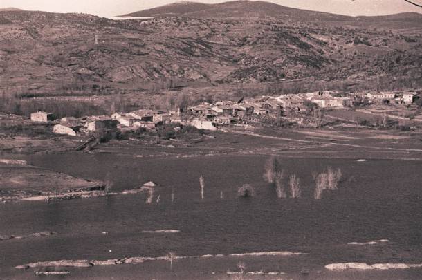 Imagen de Alcorlo al fondo con las aguas lamiendo ya las primeras viviendas/ Luis Barra (Archivo Flores y Abejas)