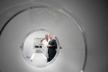 Page con el nuevo acelerador lineal del Hospital, donado por la fundación de Amancio Ortega e instalado por la comunidad autónoma / JCCM medicina nuclear guadalajara page inauguracion