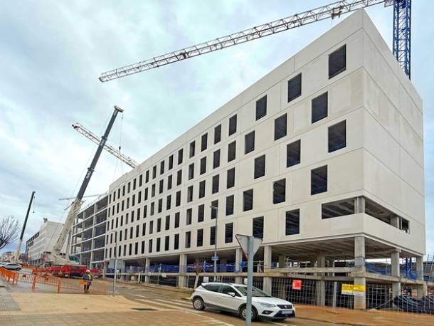 Una de las promociones de vivienda asequible, fruto de la colaboración público-privada, iniciadas en Guadalajara en 2025. Hacen falta muchas más. El sector no es capaz de construir más de cien mil viviendas en España cuando cerca de medio millón de personas llegan a nuestro país, cada año.