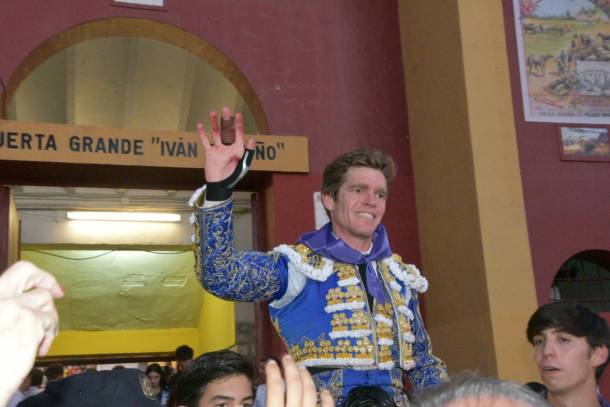 Borja Jiménez saliendo por la puerta grande, aunque estuvo lejos de la lograda por Víctor Hernández el día anterior.Fotos: Pepe Riofrío. BorjaJimenez1