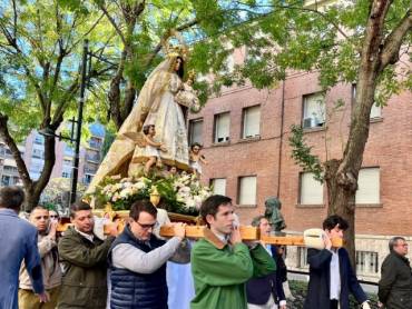 La imagen de la virgen del Amparo, esta mañana, por el paseo de Fernández Iparaguirre. /GUDiario. Amparo-Virgen