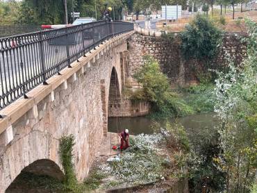 Se espera que la limpieza acabe hoy mismo/ Gu Diario limpieza tajamares Henares