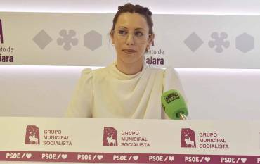 20251127 Lucía de Luz durante un momento de su atención a medios