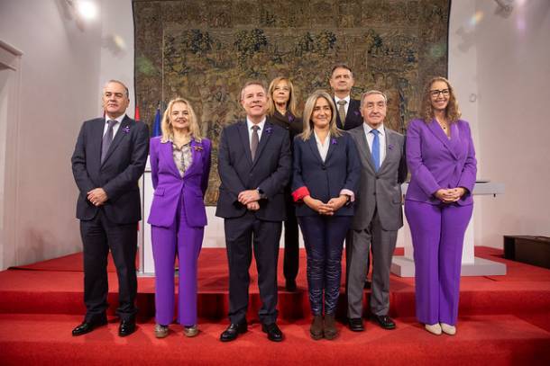 Representantes de las instituciones firmantes de pacto contra la violencia machista. Acuerdo CLM contra Violencia Machista 1