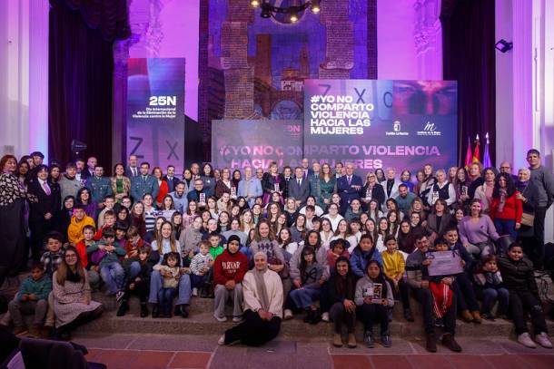 Foto de familia en los participantes el acto institucional de la Junta de Castilla-La Mancha contra la violencia machista./JCCM Violoencia-Mujer