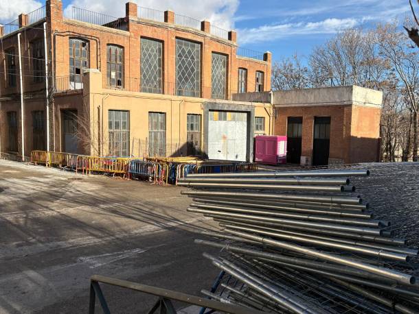 Todo el complejo se ha convertido en un almacén al aire libre donde amplias zonas de la calle están invadidas por vallas/ Gu Diario Fuerte san francisco basurero 2026