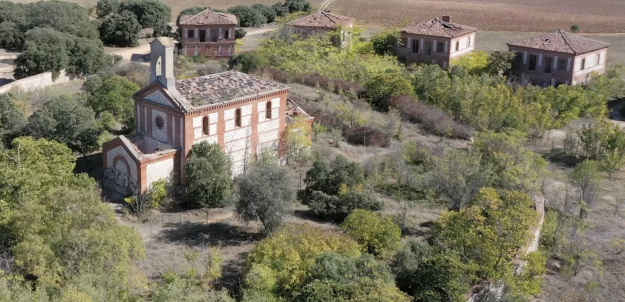 Capilla y casas de colonos antes de la restauración/ Victorya Drone capilla villafores antes de restauracion