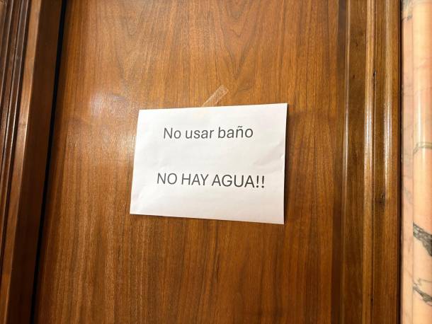 Algunas instituciones públicas han empezado a colgar carteles como éste/ Gu Diario no usar bano corte agua