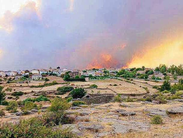 El panorama que se vislumbra desde Hiendelaencina. Foto Eduardo Bonilla. Incendio Sierra Norte Hiendelaencina confinados Foto Eduardo Bonilla 1