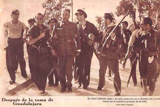 La sublevación terminó cuando el comandante Ortiz de Zárate, jefe de los sublevados, se rindió. Fue el primero en ser fusilado. Foto: Colección Albero y Segovia (Biblioteca Nacional - Crónica) Guerra Civil en Guadalajara Colección Albero y Segovia - AHORA - Biblioteca Nacional - CRÓNICA detención de Ortiz de Zárate
