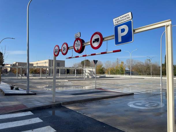 El aparcamiento disuasorio de la calle Hermanos Fernández Galiano, junto al cementerio de Guadalajara, que ahora es gratis pasará a costar 2 euros al día.